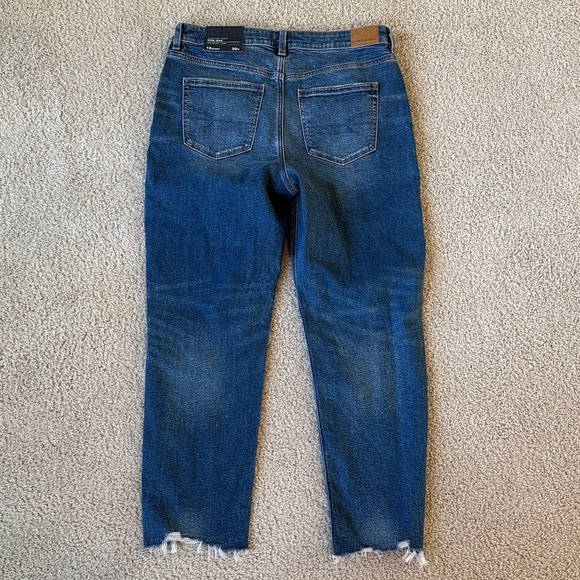 American Eagle Super High Rise Strigid Mom Jean - Picture 6 of 8